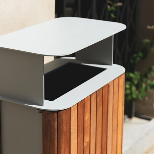 Deze stijlvolle buitenafvalbak is leverbaar in diverse RAL-kleuren en kan optioneel worden voorzien van een geïntegreerde asbak voor rokerszones.